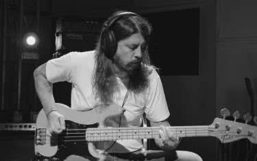 Dave Grohl przekazuje swoje instrumenty na aukcje 