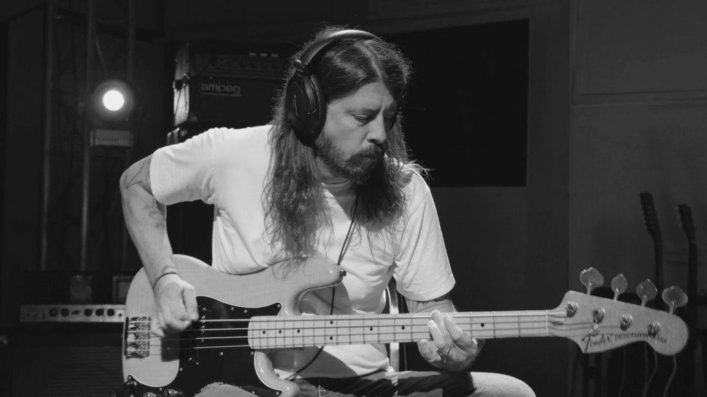 Dave Grohl przekazuje swoje instrumenty na aukcje