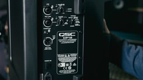 QSC CP12 - kompaktowy szerokopasmowy zestaw głośnikowy 12”  