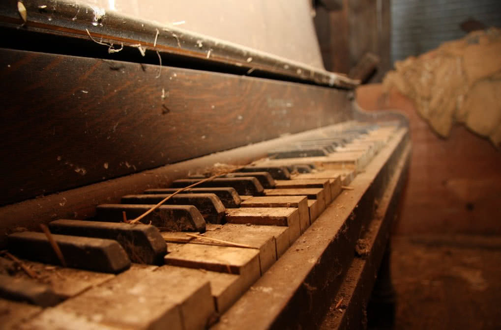 Prawie 500 bezpłatnch sampli "zepsutego" fortepianu