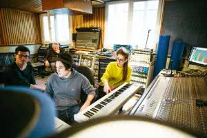MIN t - Mroczny neo-soul i klubowe "odchylenia"