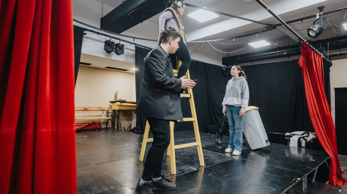 Technika sceniczna w kabarecie: co dzieje się za kulisami dobrego skeczu?